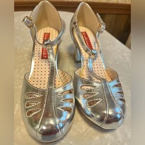 B.A.I.T. Footwear “Robbie” Silver 6.5 Retro Shoes